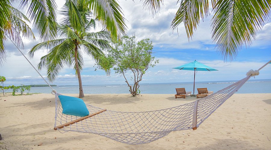 Calm Pasikudah lagoon from Breeze — hammock and flat turquoise water